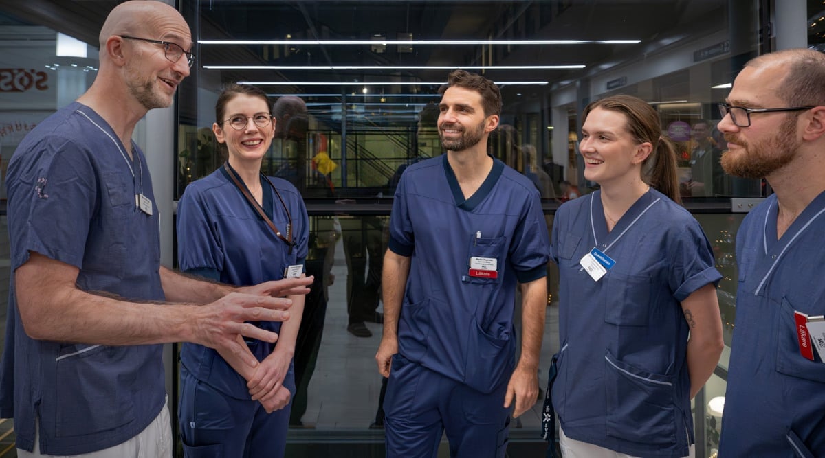 KKV ambassadörer på Södersjukhuset 2025 i samtal utanför sjukhuset.