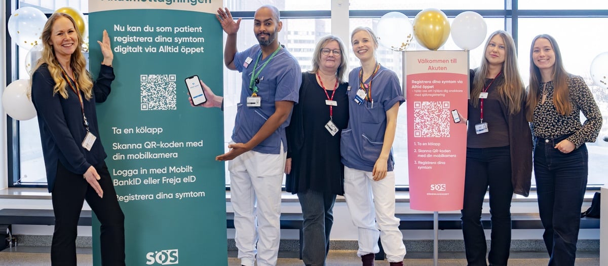 gruppbild sex personer, roll-up, skylt och ballonger