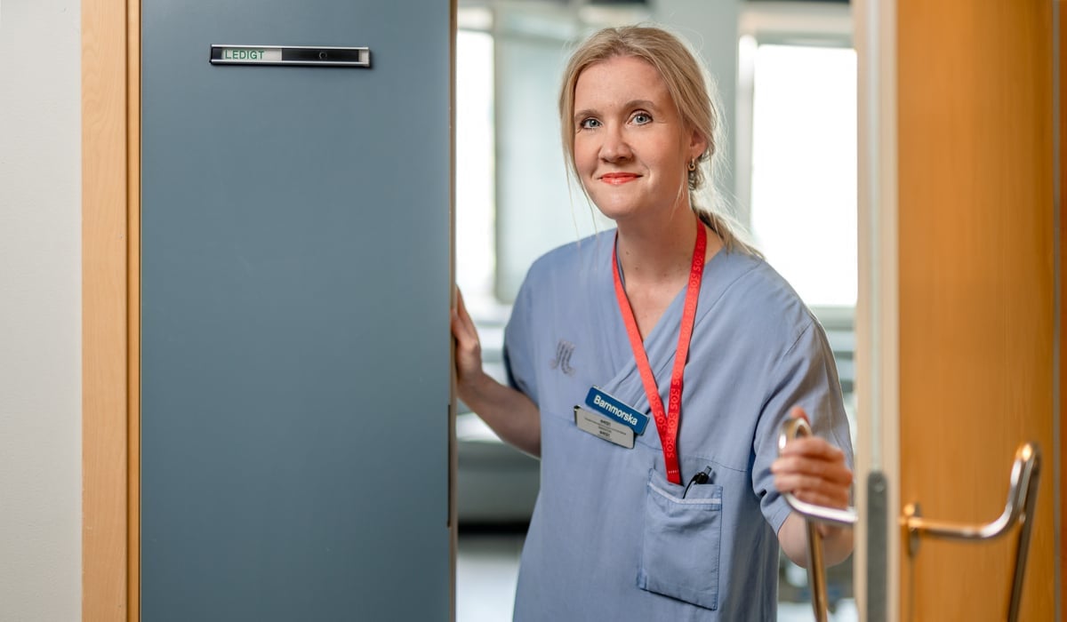 Barnmorska står i dörren till födelserum