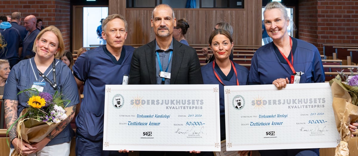 gruppbild pristagarna med varsin stor prischeck står tillsammans med sjukhusdirektör Karouk Said.