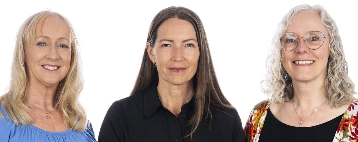 Halvporträtt tre kvinnor mot vit bakgrund.