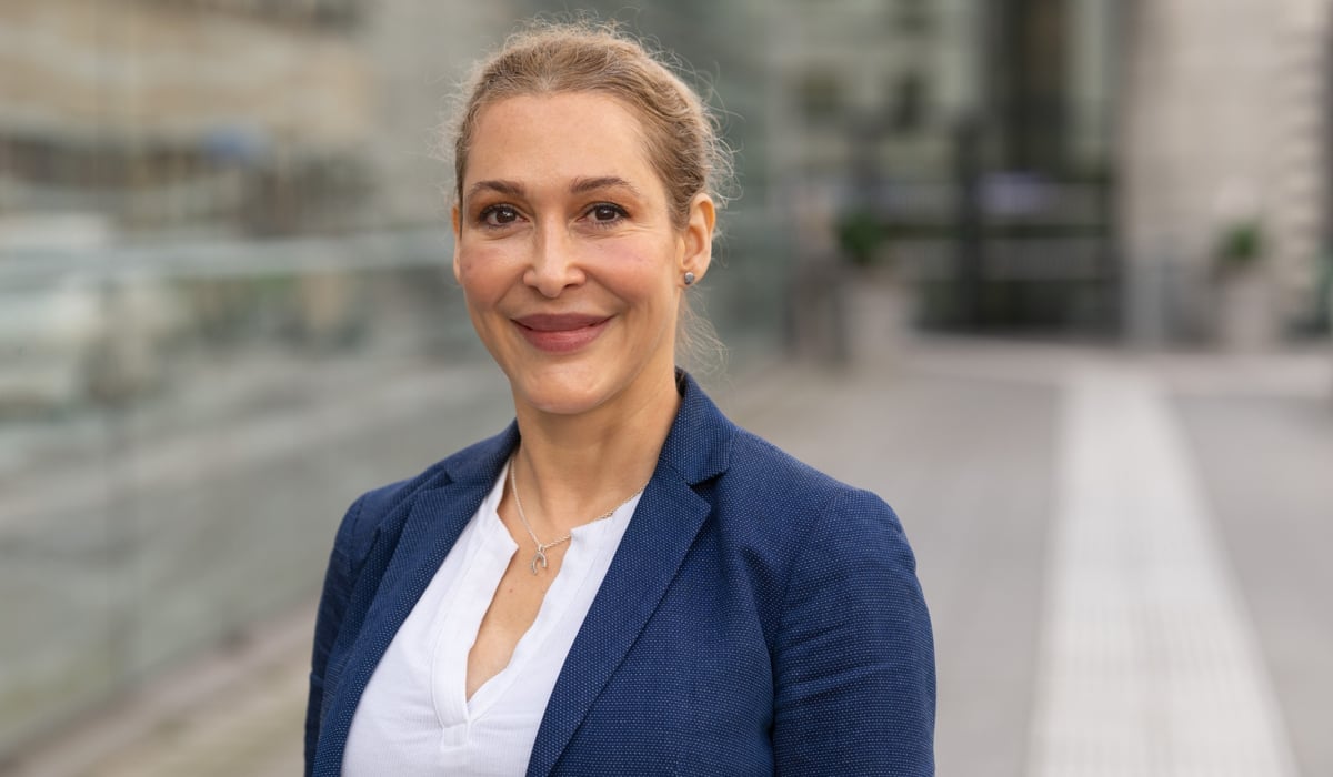 porträtt Linda Lindskog i blå kavaj utomhus.